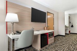 TV a/nebo společenská místnost v ubytování Best Western Plus Albert Lea I-90/I-35 Hotel