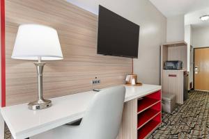 TV a/nebo společenská místnost v ubytování Best Western Plus Albert Lea I-90/I-35 Hotel