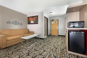 Kuchyň nebo kuchyňský kout v ubytování Best Western Plus Albert Lea I-90/I-35 Hotel