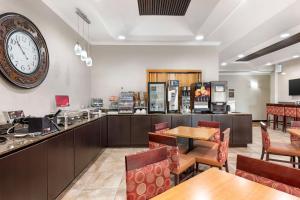 Kuchyň nebo kuchyňský kout v ubytování Best Western Plus Albert Lea I-90/I-35 Hotel