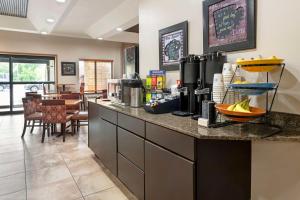 Příslušenství pro přípravu čaje a kávy v ubytování Best Western Plus Albert Lea I-90/I-35 Hotel