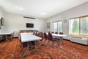 TV a/nebo společenská místnost v ubytování Best Western Plus Albert Lea I-90/I-35 Hotel