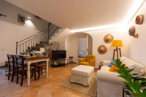 un soggiorno con un divano e un tavolo di Sorrento View Villa a Sorrento