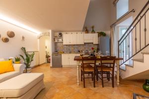 una cucina e un soggiorno con tavolo e sedie di Sorrento View Villa a Sorrento Altre 32 foto