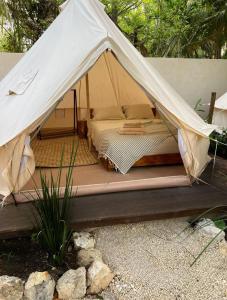 Rúm í herbergi á Shamalay - Nomad Experience