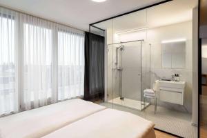 Phòng tắm tại Vienna House by Wyndham Martinspark Dornbirn