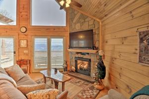 TV/trung tâm giải trí tại Smoky Mountain Cabin with Hot Tub and Views!
