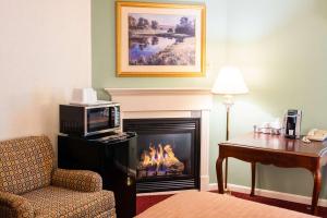 TV a/nebo společenská místnost v ubytování Fireside Inn and Suites Bangor