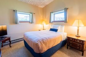 Postel nebo postele na pokoji v ubytování Fireside Inn and Suites Bangor