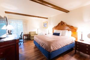 Postel nebo postele na pokoji v ubytování Fireside Inn and Suites Bangor