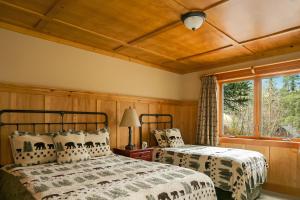 En eller flere senge i et værelse på Tamarack Lodge