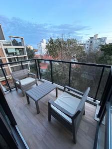 einen Balkon mit 2 Bänken und Stadtblick in der Unterkunft 304 San Lorenzo in Mar del Plata + 24 Fotos