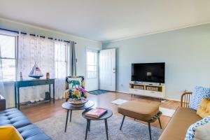 MiltonにあるMilton Townhouse about 9 Mi to Delaware Bay!のソファとテレビのあるリビングルーム