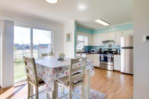 MiltonにあるMilton Townhouse about 9 Mi to Delaware Bay!のキッチン(ダイニングルームテーブル、椅子付)