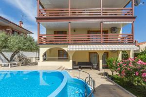 Bazén v ubytování Family-friendly apartments with swimming pool Novigrad - 11242 nebo v jeho okolí