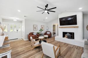 a living room with a fireplace and a tv at Lake Granbury Retreat in Granbury