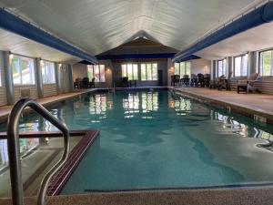 Πισίνα στο ή κοντά στο COZY ATTITASH GETAWAY - Walk to lifts, Pool, Hot tub, Game room, Storyland