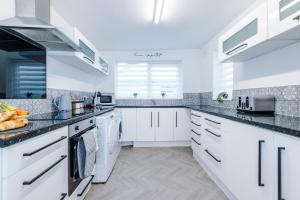 Kuchyň nebo kuchyňský kout v ubytování Spacious 3-Bed home in Manchester by 53 Degrees Property, Ideal for Business & Long-term Stays - Sleeps 9!