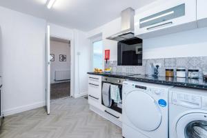Kuchyň nebo kuchyňský kout v ubytování Spacious 3-Bed home in Manchester by 53 Degrees Property, Ideal for Business & Long-term Stays - Sleeps 9! + 22 fotografií