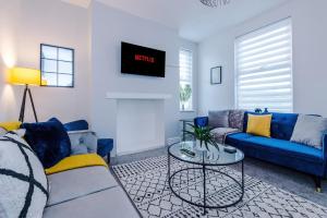 TV a/nebo společenská místnost v ubytování Spacious 3-Bed home in Manchester by 53 Degrees Property, Ideal for Business & Long-term Stays - Sleeps 9!