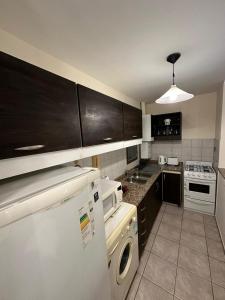 Departamento 1 dorm con cochera Nueva Córdoba 1 E INVERHOME INMOBILIARIA的厨房或小厨房