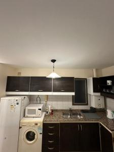 Departamento 1 dorm con cochera Nueva Córdoba 1 E INVERHOME INMOBILIARIA的厨房或小厨房