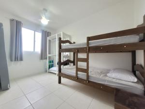 um quarto com duas camas de beliche e uma janela em Apartamento novo, vista mar, 150m da praia em Piçarras mais 19 fotografias