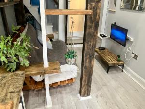 uma sala de estar com um sofá e uma TV em Studio at 39 em Dublin