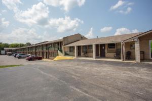 an empty parking lot in front of a building at Glenstone place extended stay motel in Springfield