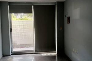 a room with a large window with a blind at Departamento con entrada independiente in Tehuacán