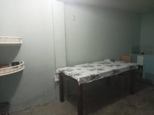 a small table in a room with a mattress on it at Departamento con entrada independiente in Tehuacán
