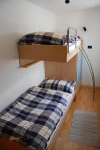 เตียงในห้องที่ Tesino Appartamenti