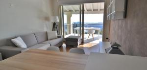 - un salon avec un canapé et une table dans l'établissement Villa Maria, à Salò