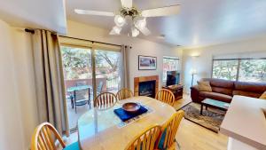 Una sala de estar con una mesa y sillas y un sofá. en Fairway Foothills #3335, en Moab