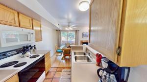 una cocina con fregadero y estufa en Fairway Foothills #3335, en Moab