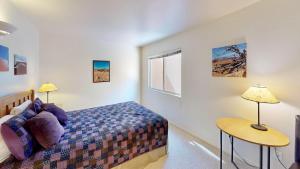 Un dormitorio con una cama y una mesa y dos lámparas. en Fairway Foothills #3335, en Moab 26 fotos más