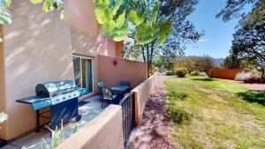 una casa con una parrilla al costado de un patio en Fairway Foothills #3335, en Moab