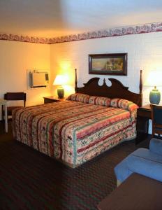 ein Hotelzimmer mit einem großen Bett in einem Zimmer in der Unterkunft Motel Jesup in Jesup