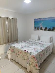 - une chambre blanche avec un lit et une couverture fleurie dans l'établissement Pousada Villa Costeira, à Maragogi 94 autres photos