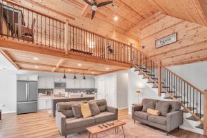 Una sala de estar con dos sofás y una escalera. en High Point Haven, en Wardensville