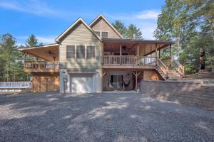 Una casa con un gran camino de entrada al frente. en High Point Haven, en Wardensville