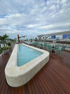 einem Pool auf dem Deck eines Kreuzfahrtschiffs in der Unterkunft Setai Yacth, Flat para até 03 pessoas a beira mar do Cabo Branco in João Pessoa