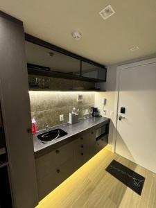 eine Küche mit Spüle und Arbeitsplatte in der Unterkunft Setai Yacth, Flat para até 03 pessoas a beira mar do Cabo Branco in João Pessoa