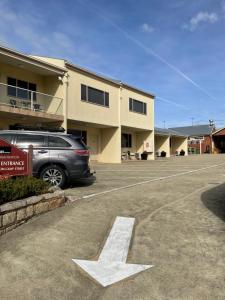 比奇沃斯Hibernian Hotel的一辆停在停车场的带有白色箭头的汽车