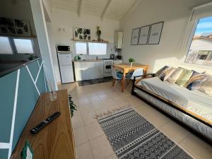 une chambre avec un lit et une table et une cuisine dans l'établissement TAAR AIKE II (Lugar de Hielo), à El Calafate 7 autres photos