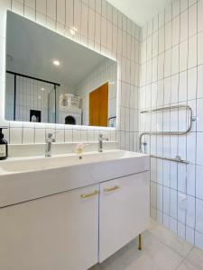 Ένα μπάνιο στο Large House. Convenient Location.