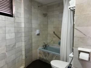 Koupelna v ubytování Remington Hotel