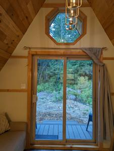 Зображення з фотогалереї помешкання Tree Ring Cabin on 33 Acres у місті Пауелл-Рівер