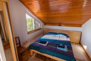 Tempat tidur dalam kamar di Apartment Surfer's lodge, nature driven with Sauna