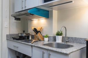 Dapur atau dapur kecil di AMANI 107B, 3 Minutes to Airport, with Gym & Pool ,FAST WIFI, Free Netflix
